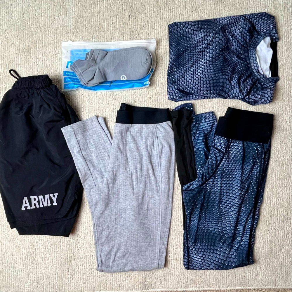 Men's Bundle- Long Underwear Tops And Bottoms/ New Pack Of Low Cut Socks- Size M